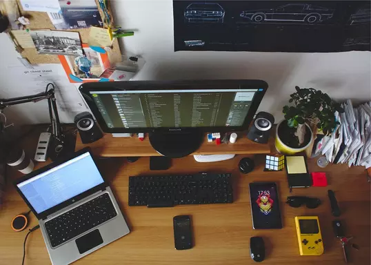 Devices on a table, this is a image showcase to the post.